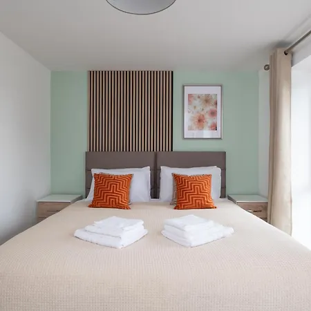 4 Bedroom House By Humming Nest Short Lets & Serviced Accommodation Milton Keynes With Free Wifi & Parking Exterior photo