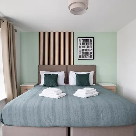 4 Bedroom House By Humming Nest Short Lets & Serviced Accommodation Milton Keynes With Free Wifi & Parking Exterior photo