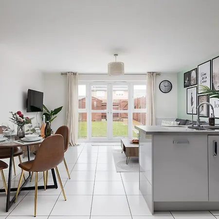 4 Bedroom House By Humming Nest Short Lets & Serviced Accommodation Milton Keynes With Free Wifi & Parking Exterior photo