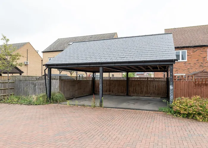 4 Bedroom House By Humming Nest Short Lets & Serviced Accommodation Milton Keynes With Free Wifi & Parking
