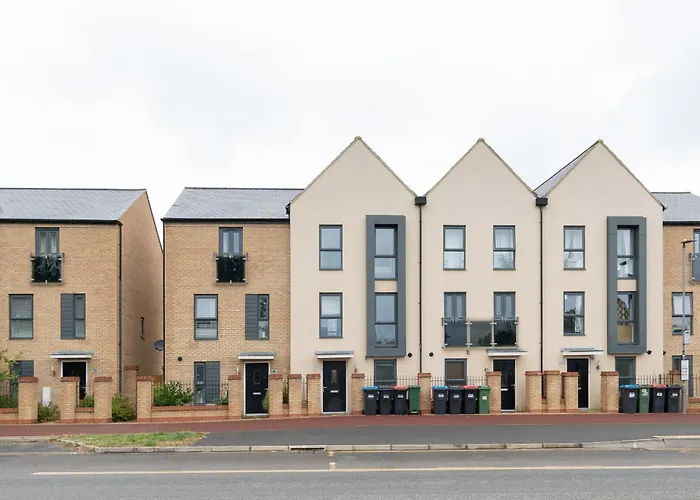 4 Bedroom House By Humming Nest Short Lets & Serviced Accommodation Milton Keynes With Free Wifi & Parking