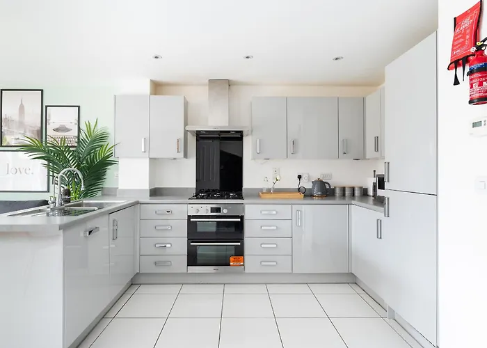 4 Bedroom House By Humming Nest Short Lets & Serviced Accommodation Milton Keynes With Free Wifi & Parking