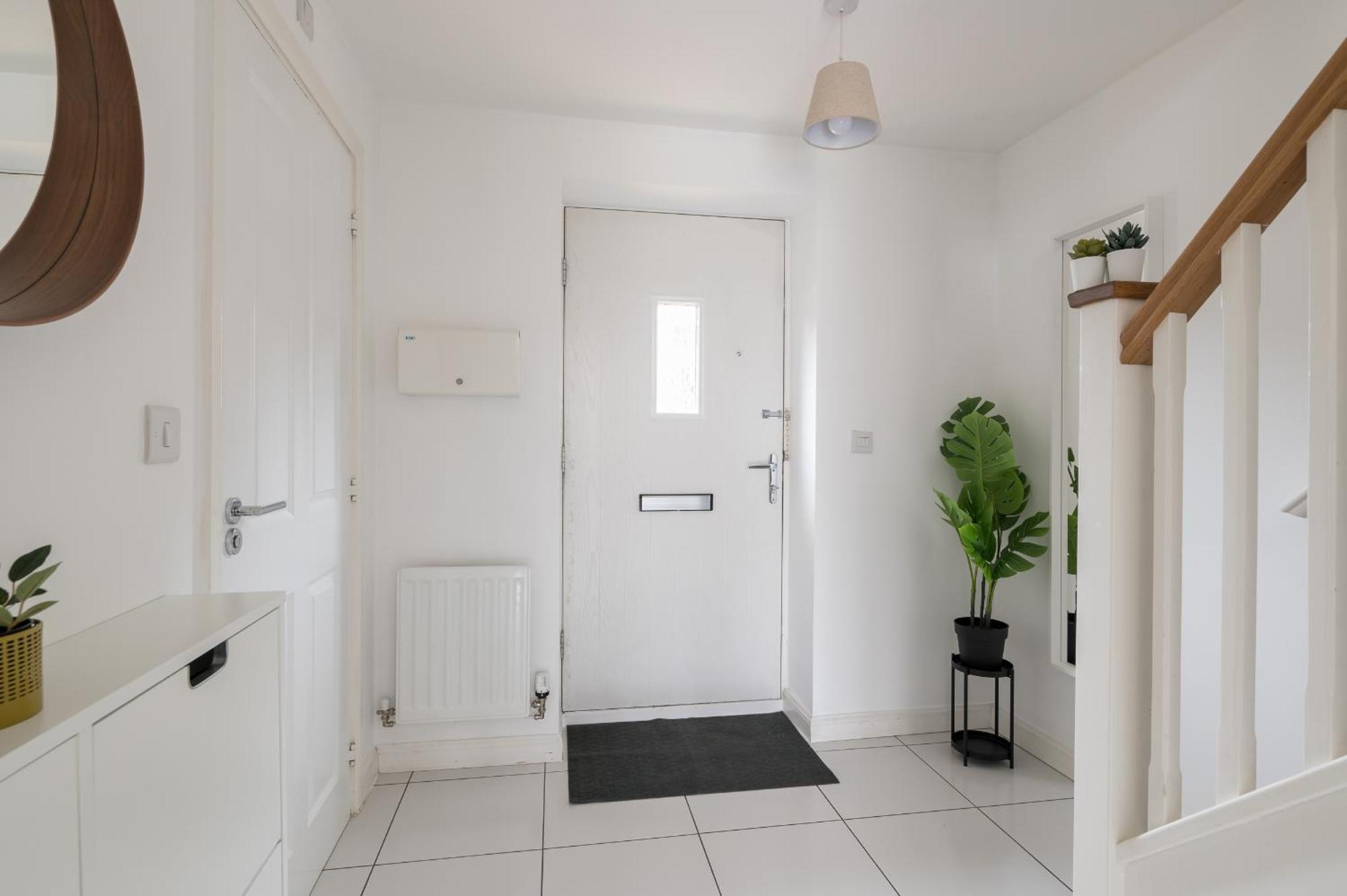 4 Bedroom House By Humming Nest Short Lets & Serviced With Free Wifi & Parking Holiday home