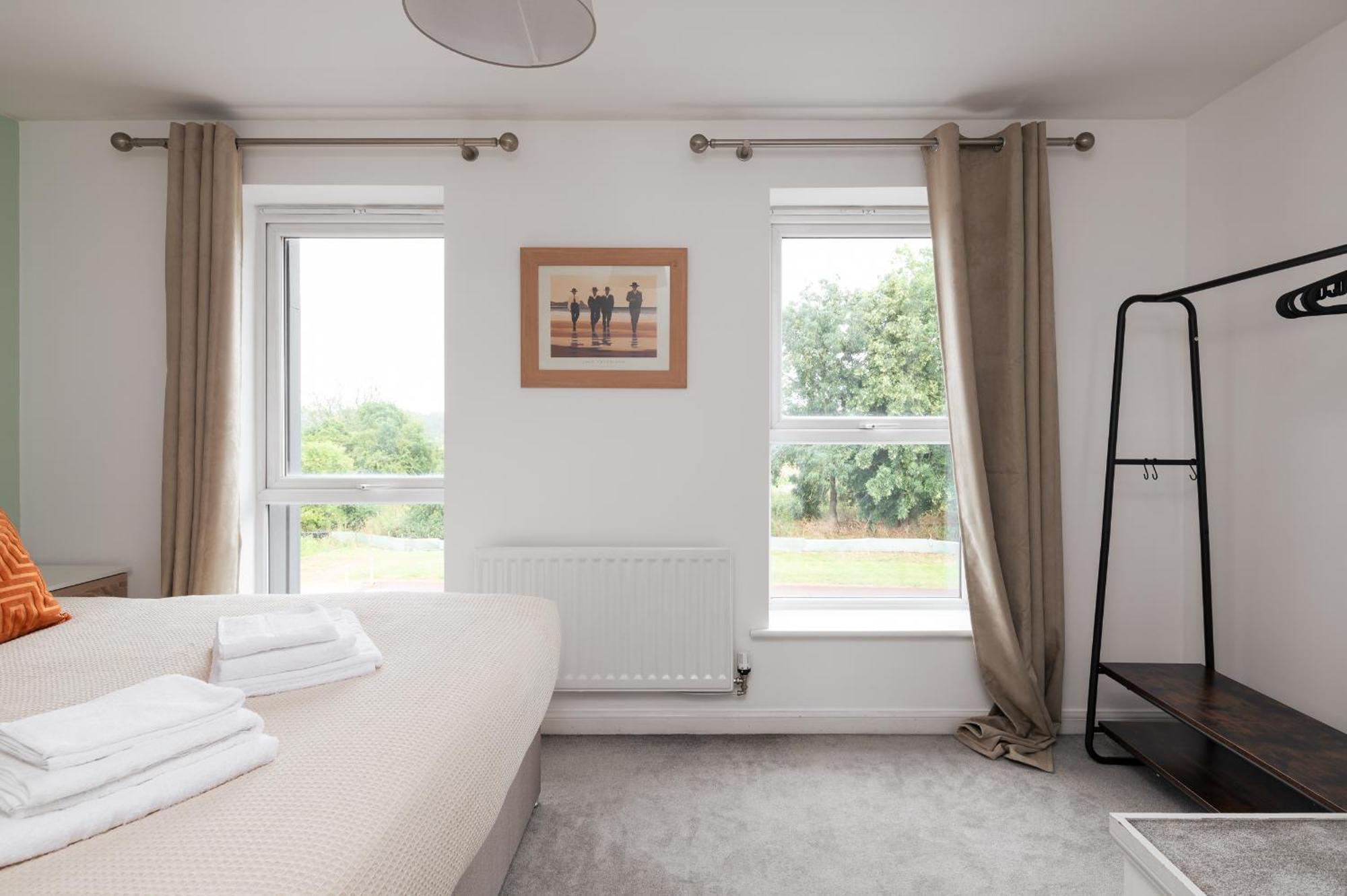 Holiday home 4 Bedroom House By Humming Nest Short Lets & Serviced With Free Wifi & Parking *