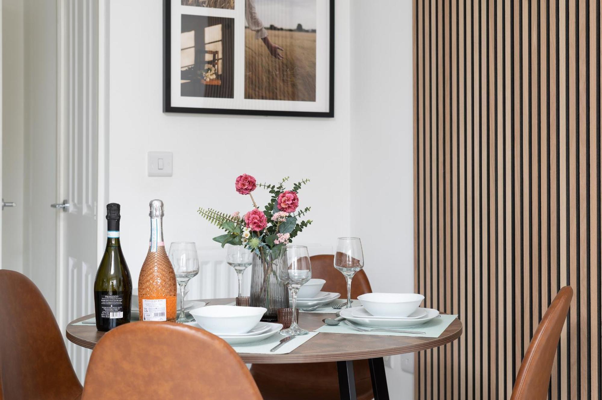 4 Bedroom House By Humming Nest Short Lets & Serviced With Free Wifi & Parking Holiday home Milton Keynes