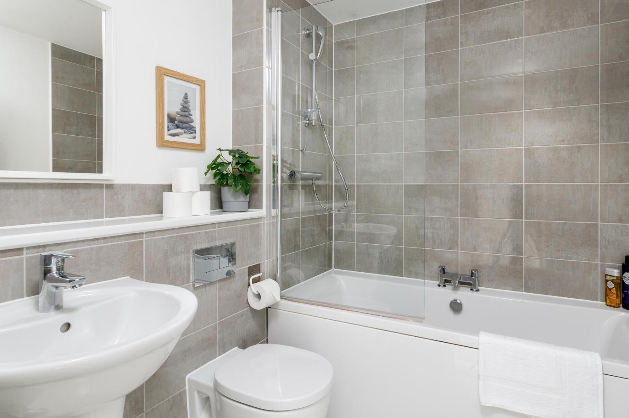 Holiday home 4 Bedroom House By Humming Nest Short Lets & Serviced With Free Wifi & Parking