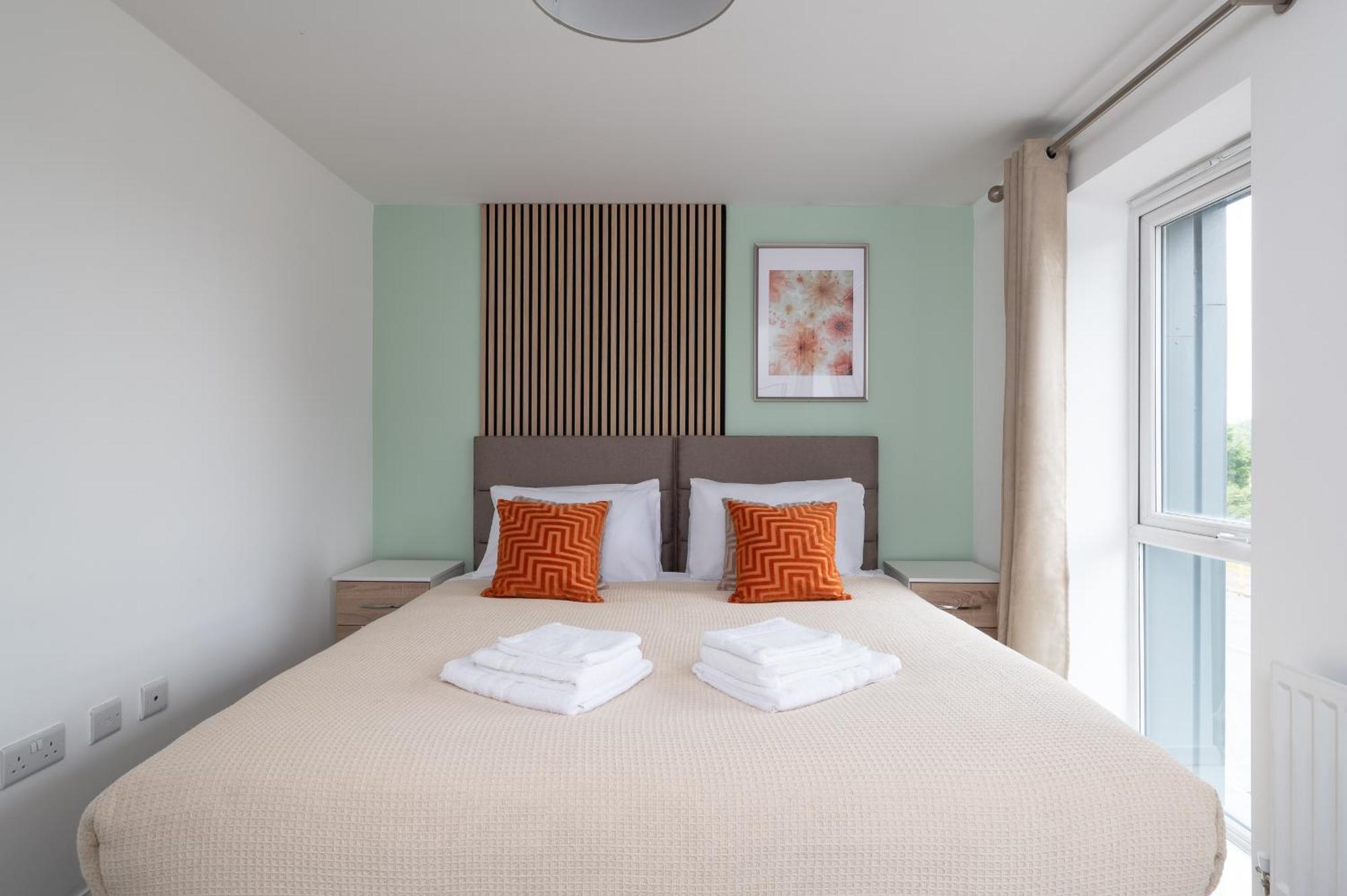 4 Bedroom House By Humming Nest Short Lets & Serviced With Free Wifi & Parking Holiday home *