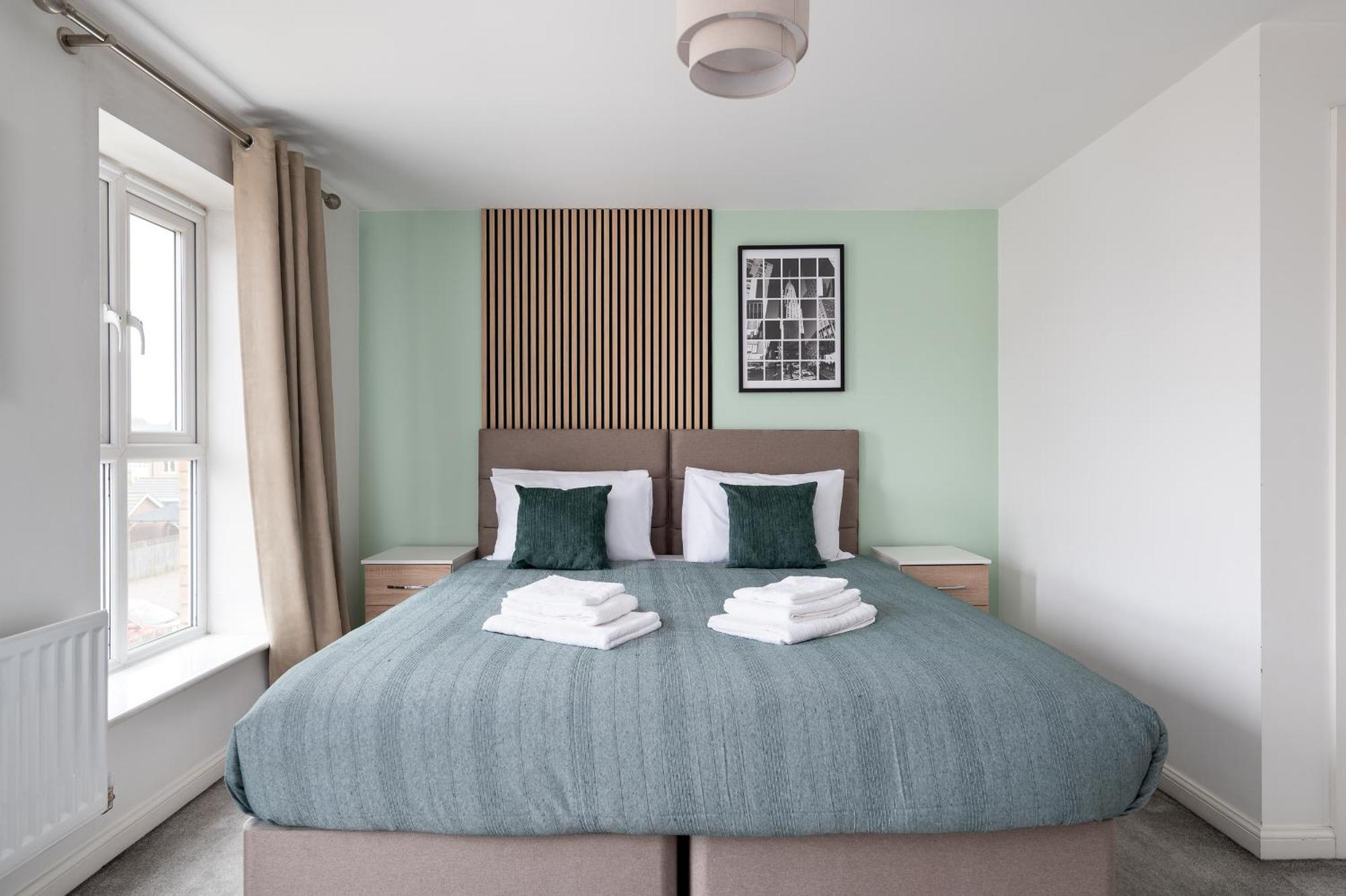 Holiday home 4 Bedroom House By Humming Nest Short Lets & Serviced With Free Wifi & Parking *
