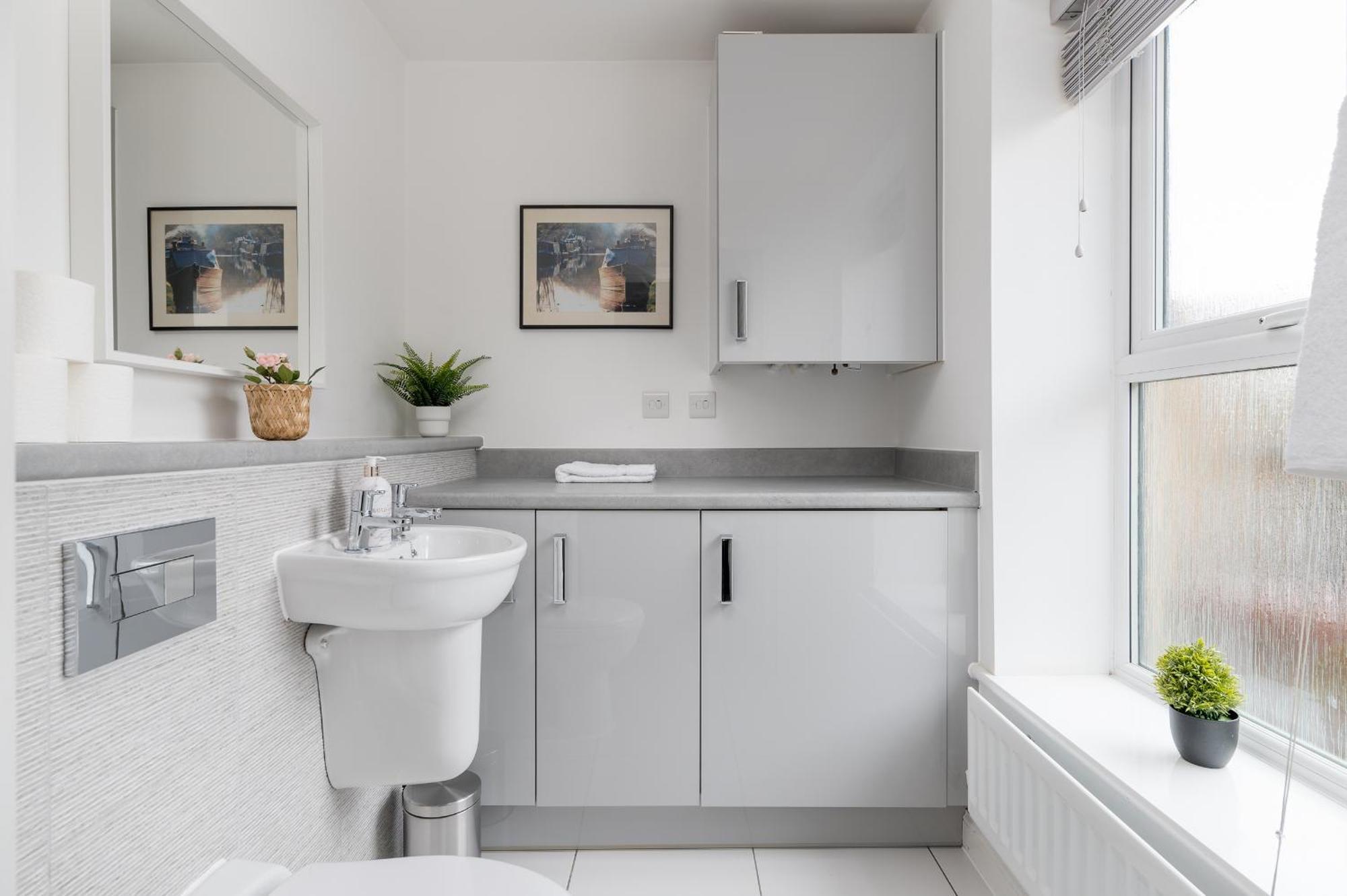 4 Bedroom House By Humming Nest Short Lets & Serviced With Free Wifi & Parking Holiday home Milton Keynes