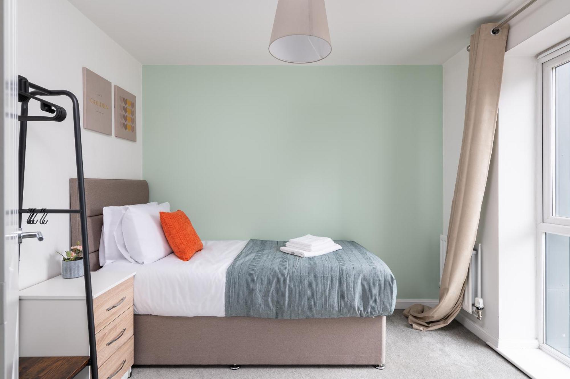 Holiday home 4 Bedroom House By Humming Nest Short Lets & Serviced With Free Wifi & Parking Milton Keynes
