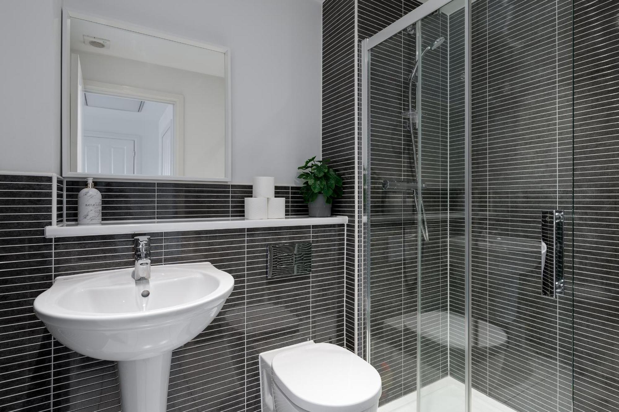 4 Bedroom House By Humming Nest Short Lets & Serviced With Free Wifi & Parking *