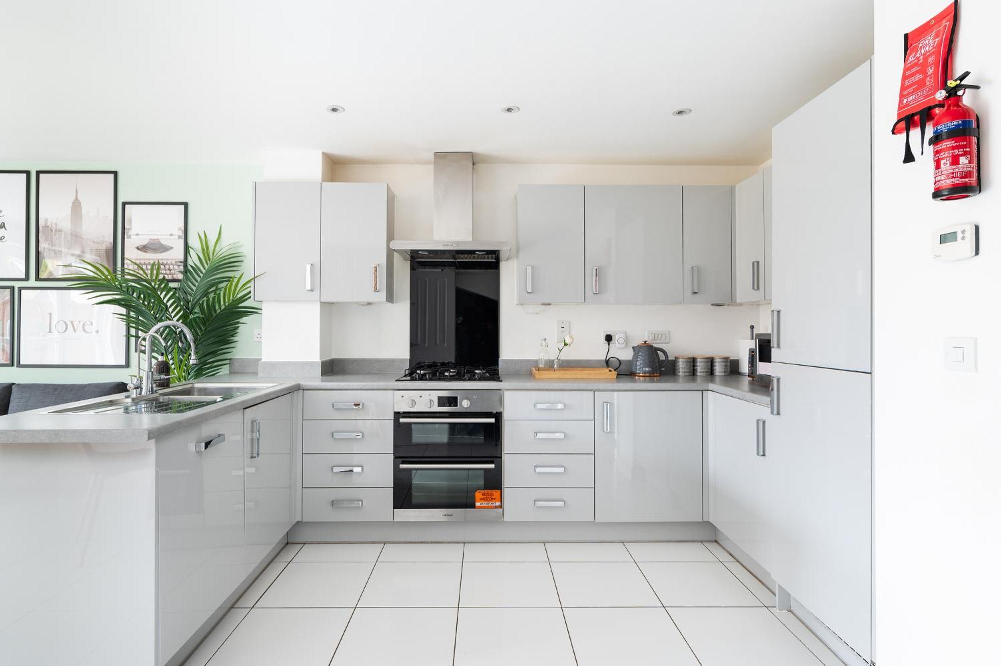 4 Bedroom House By Humming Nest Short Lets & Serviced With Free Wifi & Parking * Milton Keynes