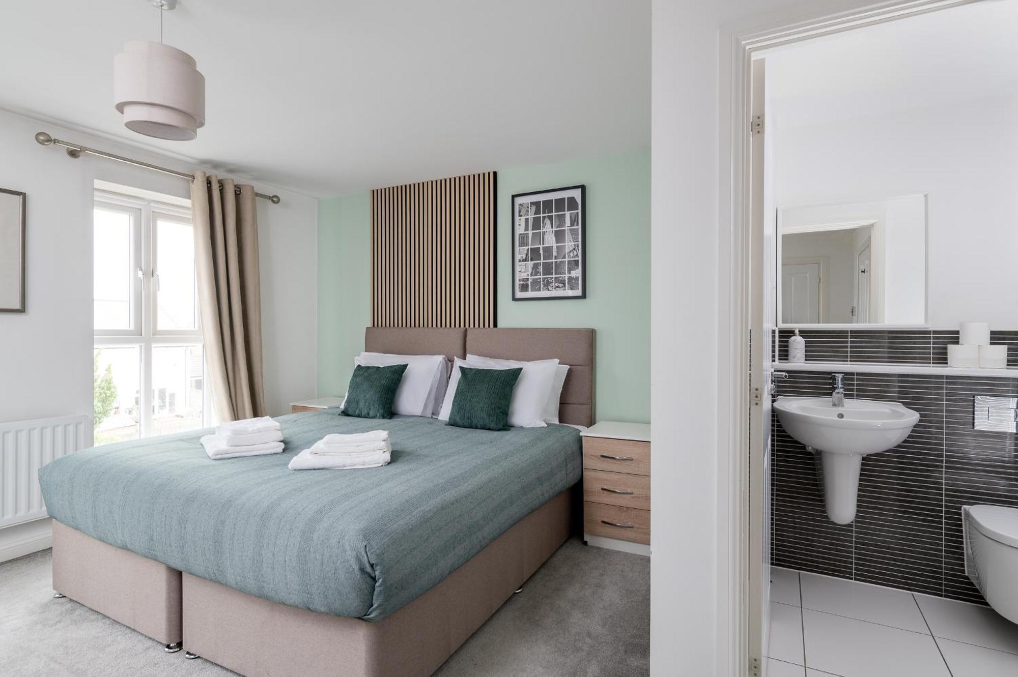 4 Bedroom House By Humming Nest Short Lets & Serviced With Free Wifi & Parking Holiday home Milton Keynes
