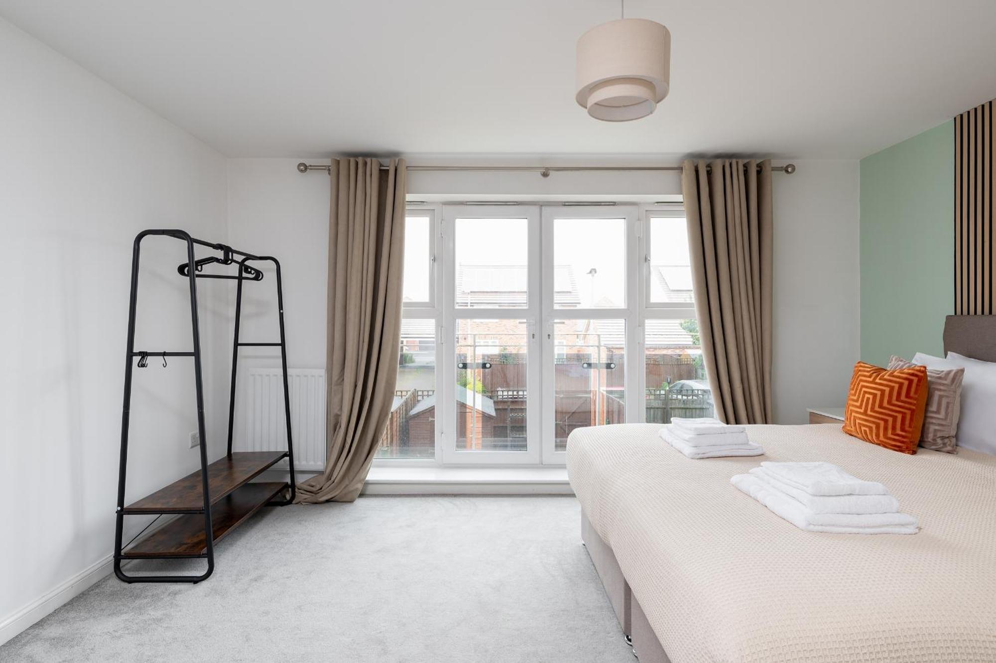 Holiday home 4 Bedroom House By Humming Nest Short Lets & Serviced With Free Wifi & Parking