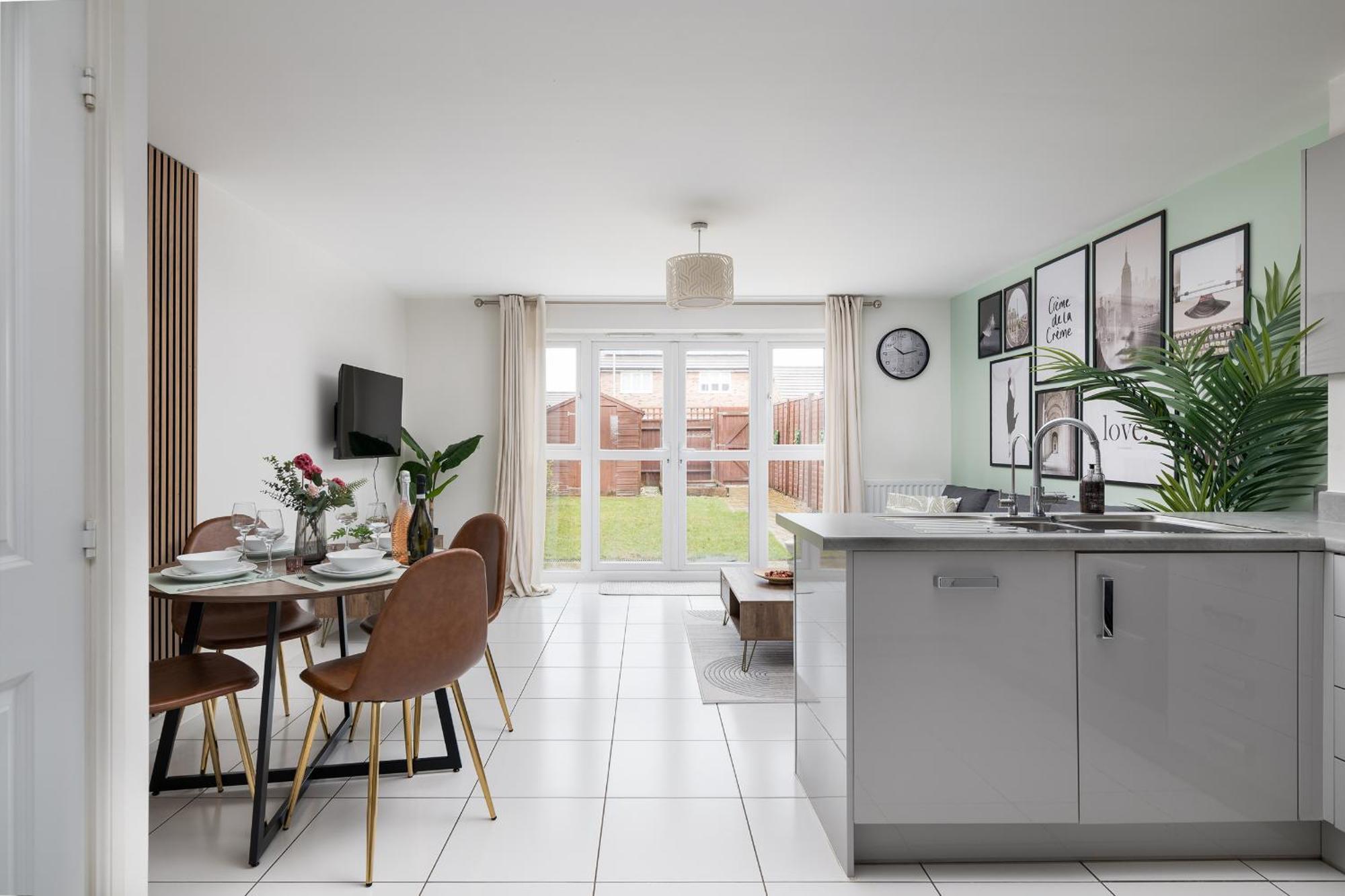 4 Bedroom House By Humming Nest Short Lets & Serviced With Free Wifi & Parking Holiday home *