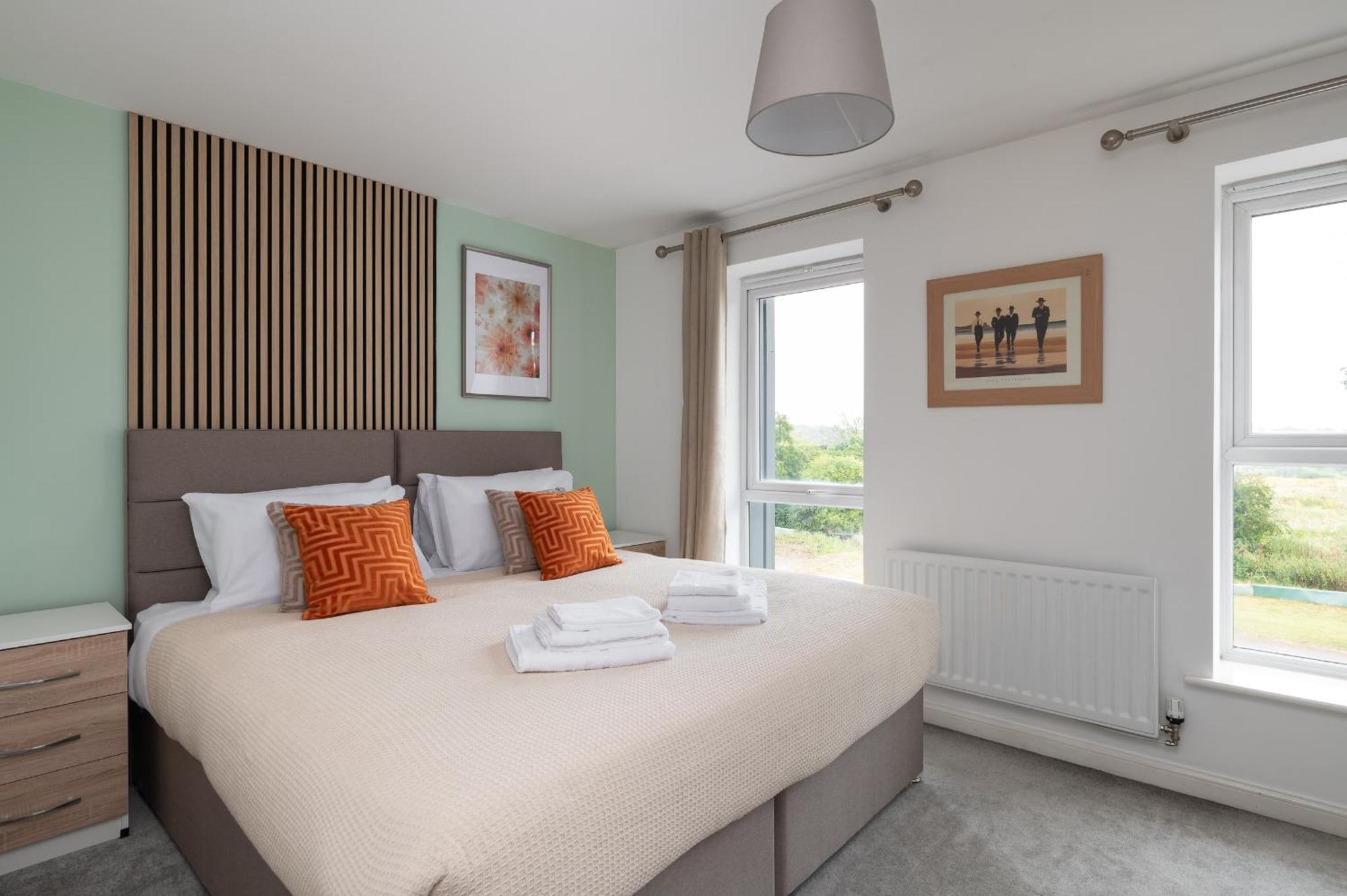 4 Bedroom House By Humming Nest Short Lets & Serviced With Free Wifi & Parking Milton Keynes