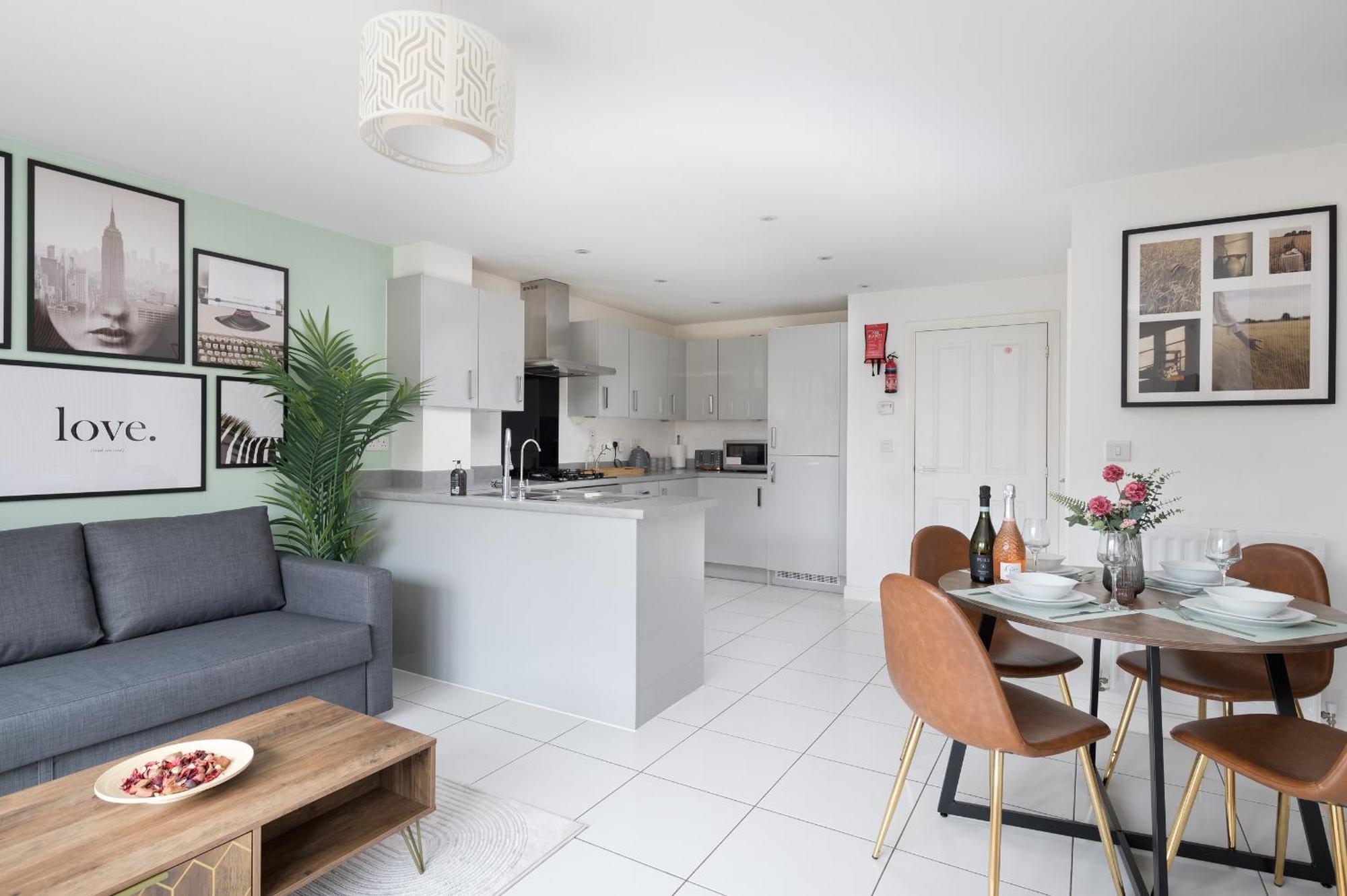 4 Bedroom House By Humming Nest Short Lets & Serviced With Free Wifi & Parking * Milton Keynes