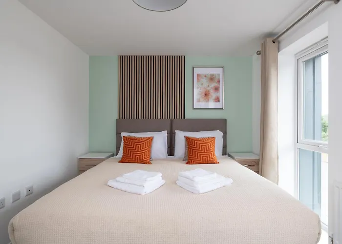 4 Bedroom House By Humming Nest Short Lets & Serviced Accommodation Milton Keynes With Free Wifi & Parking