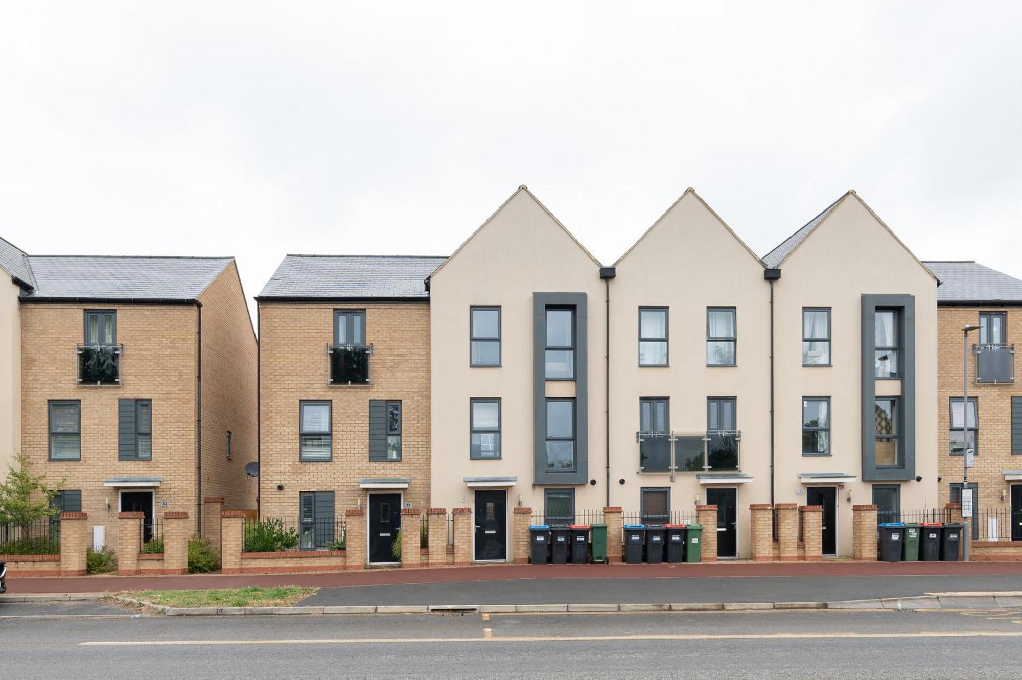 4 Bedroom House By Humming Nest Short Lets & Serviced With Free Wifi & Parking Milton Keynes